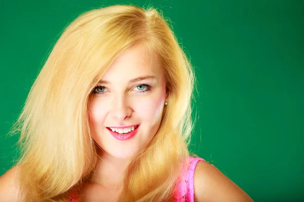 Lyckligt leende blond kvinna i rosa topp — Stockfoto