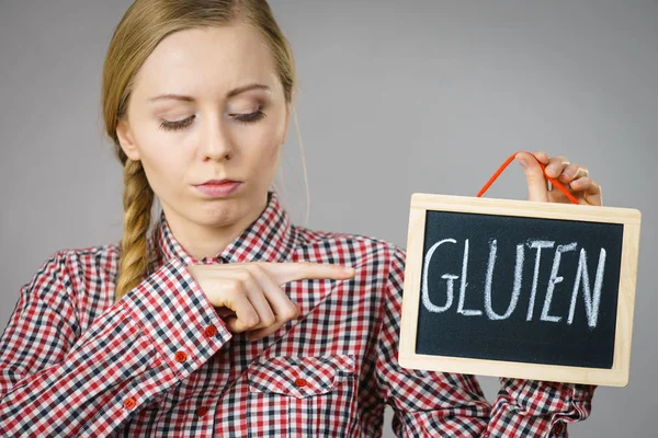 Vrouw met bord met gluten teken — Stockfoto