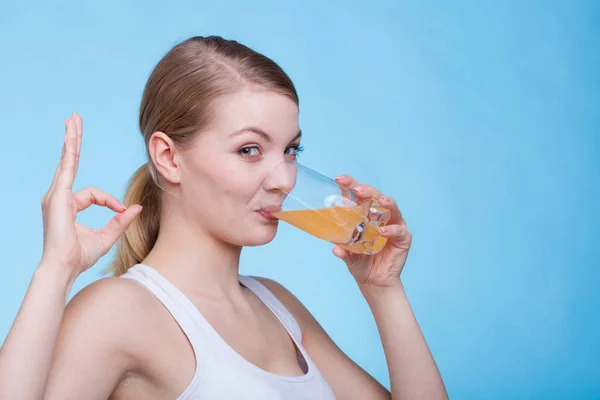 Femme buvant une boisson ou un jus à l'orange — Photo