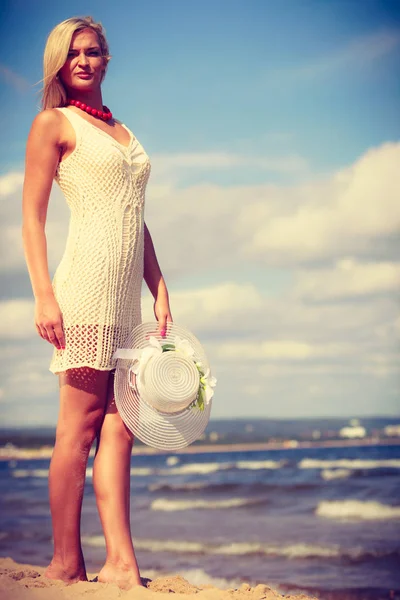 Mulher loira vestindo vestido andando na praia — Fotografia de Stock