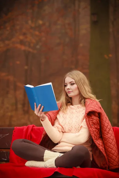 Señora leyendo libro azul . — Foto de Stock