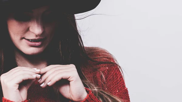 Bella ragazza con i capelli castani e cappello nero . — Foto Stock