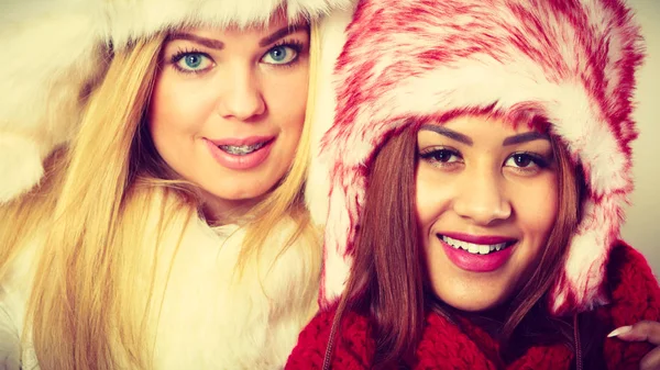 Deux filles souriantes en vêtements d'hiver chauds . — Photo