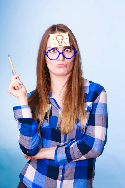 Mujer pensando bombilla idea de luz en la cabeza — Foto de Stock