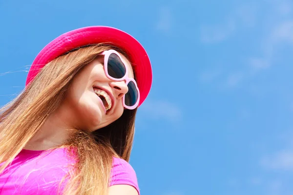 Vrouw dragen hart gevormde zonnebril en hoed — Stockfoto