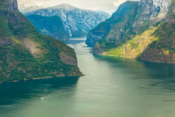 Vue sur les fjords au belvédère Stegastein en Norvège — Photo