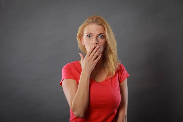 Mujer conmocionada sosteniendo la mano en los labios —  Fotos de Stock