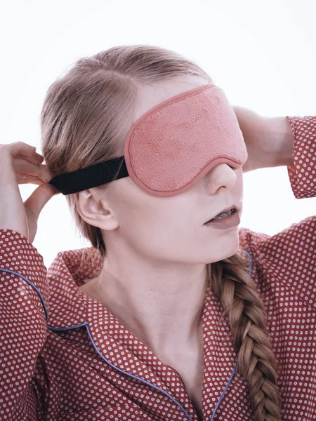 Mujer somnolienta con banda rosa en los ojos —  Fotos de Stock