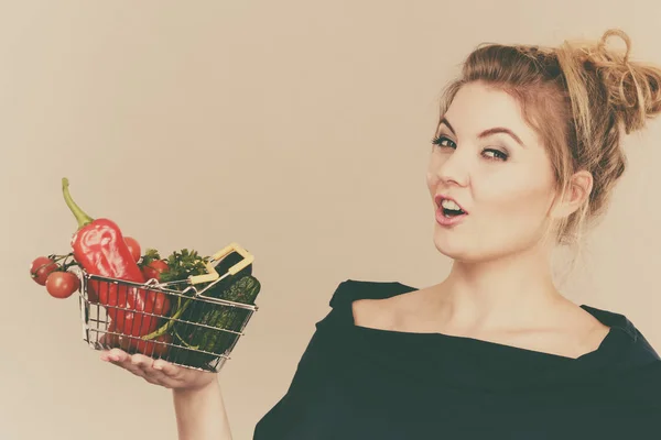 Mujer sostiene cesta de la compra con verduras, burbuja del habla — Foto de Stock