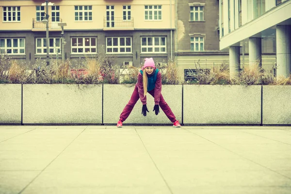 Fille sportive étirant en plein air sur la rue de la ville . — Photo