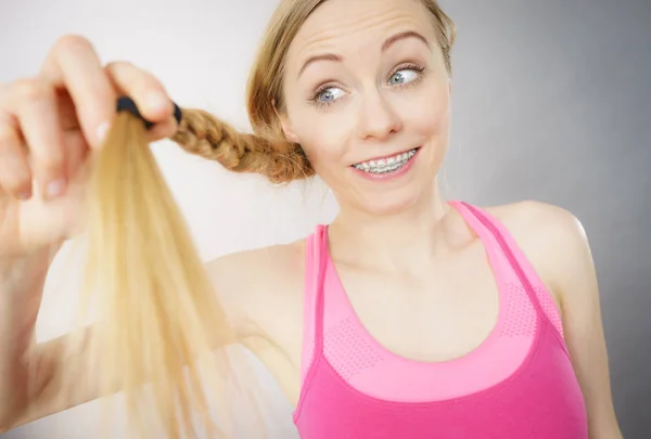 Mulher feliz olhando para o cabelo termina — Fotografia de Stock