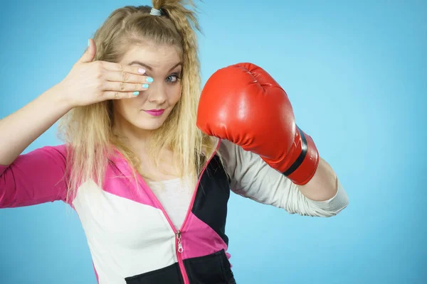 Funny girl v červené rukavice hrát sportovní boxu — Stock fotografie