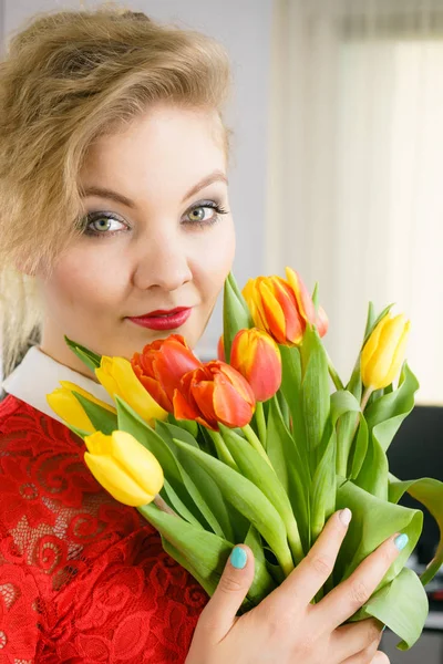 Vrouw met boeket van bloemen van de tulpen — Stockfoto