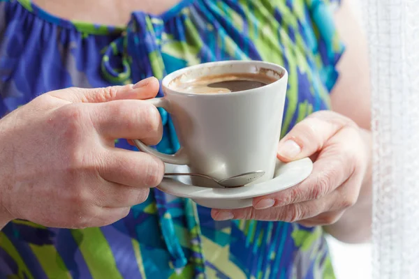 Senior mulher bebendo café — Fotografia de Stock