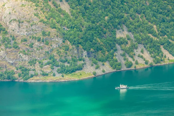 Cruiseschip op Noorse fjord — Stockfoto