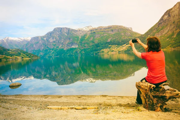 Turysta robiący zdjęcia na norweskim fiordzie — Zdjęcie stockowe