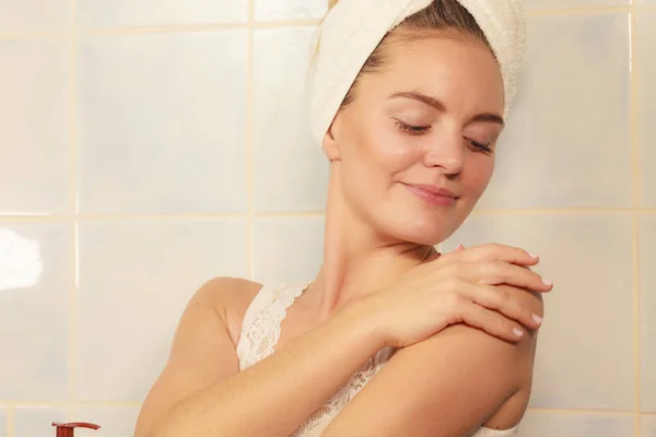 Vrouw toepassing moisturizer crème op haar lichaam — Stockfoto