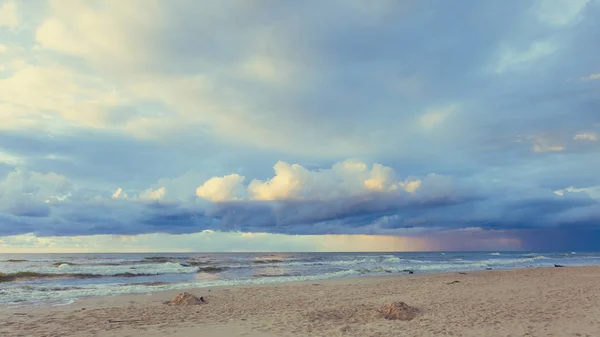 Vacker solnedgång med moln över havet och stranden — Stockfoto