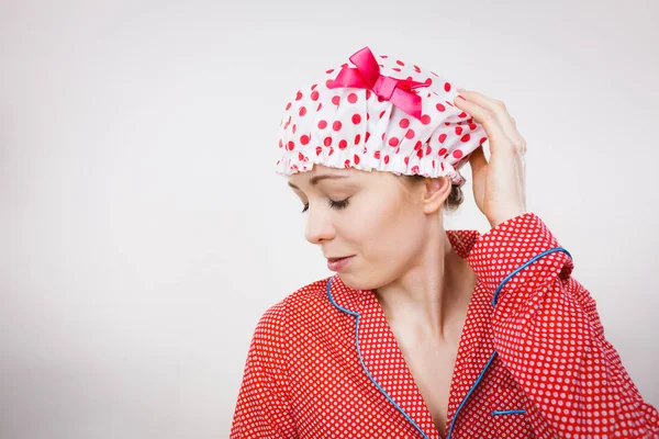 Rolig kvinna klädd i pyjamas och bad cap — Stockfoto