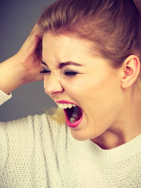 Mujer infeliz gritando y gritando de dolor —  Fotos de Stock