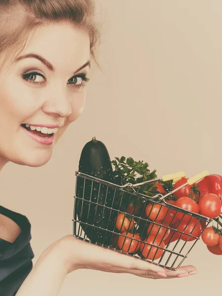 Mulher segura cesta de compras com legumes — Fotografia de Stock