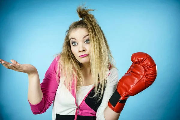 Mujer confusa divertida usando guante de boxeo —  Fotos de Stock