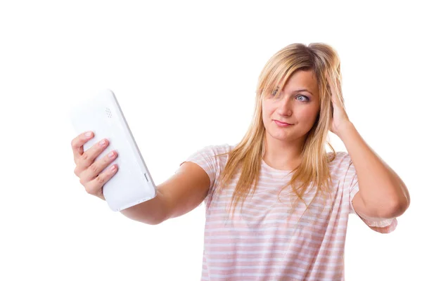 Vrouw nemen zelf foto met tablet — Stockfoto