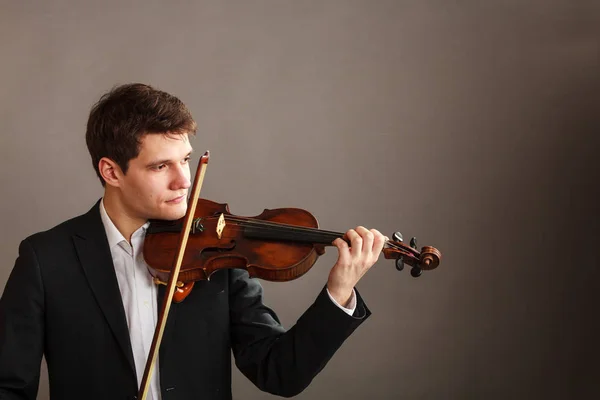 Uomo uomo vestito elegantemente suonare il violino — Foto Stock