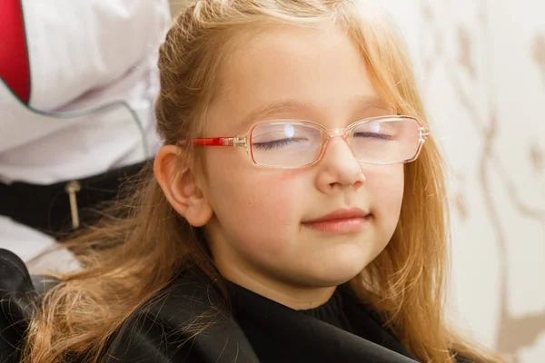Glada barnet flicka i glasögon — Stockfoto