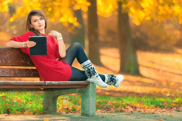 Lady browsing tablet in woodland. — Stock Photo, Image