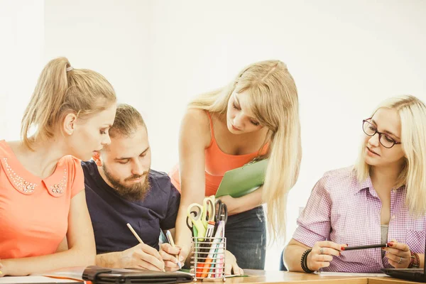 Alunos e professor tutor em sala de aula — Fotografia de Stock