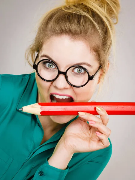 Zakenvrouw bijten potlood — Stockfoto
