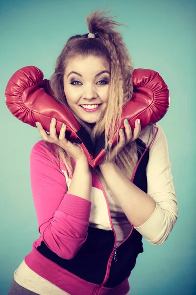 Chica divertida en guantes rojos jugando boxeo deportivo —  Fotos de Stock