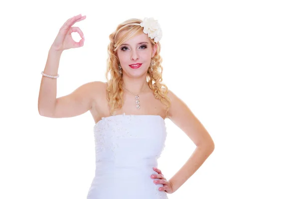 Beyaz elbiseli bir ok işareti gösterilen mutlu gelin — Stok fotoğraf