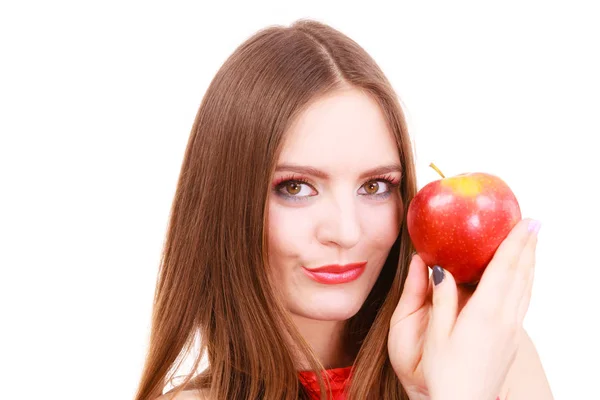 Mulher encantadora menina maquiagem colorida detém fruta de maçã — Fotografia de Stock