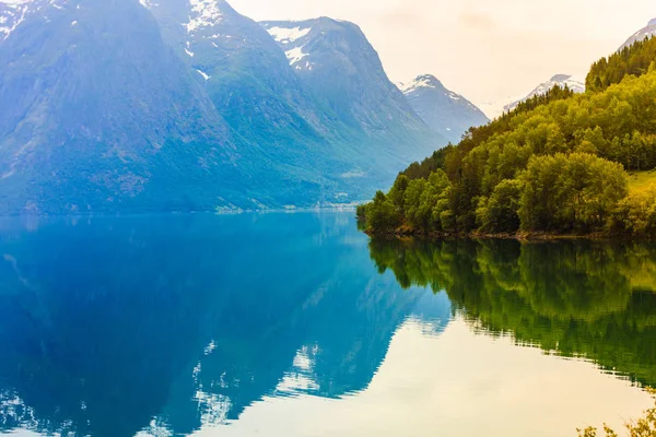 Góry oraz fiord w Norwegii, — Zdjęcie stockowe