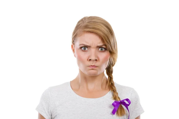 Teenager-Mädchen mit geflochtenem Haar macht wütendes Gesicht — Stockfoto
