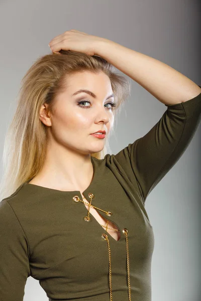 Atraktivní blondýna žena nosí těsné zelené khaki top — Stock fotografie