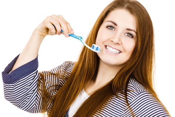 Mulher segura escova de dentes com pasta . — Fotografia de Stock