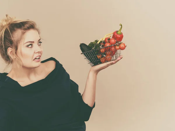 Жінка з овочами, негативний вираз обличчя — стокове фото
