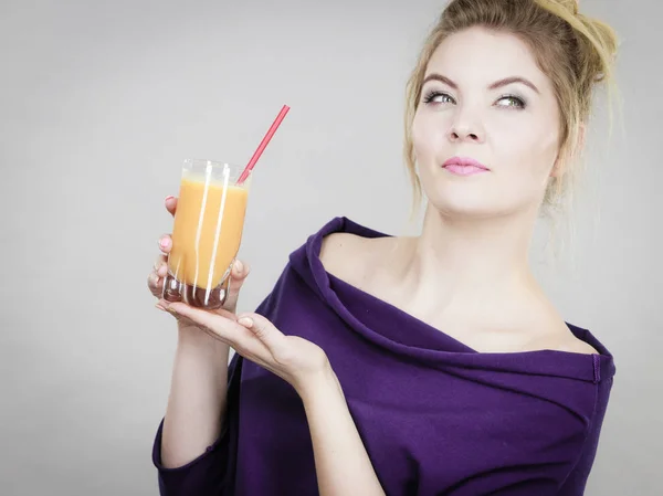 Mujer feliz sosteniendo jugo de naranja fresco —  Fotos de Stock