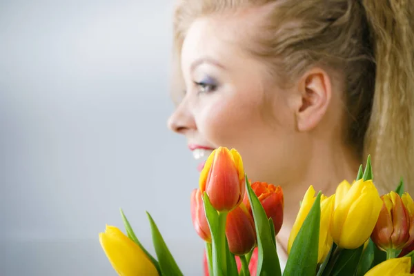 Donna che tiene mazzo di fiori di tulipani — Foto Stock