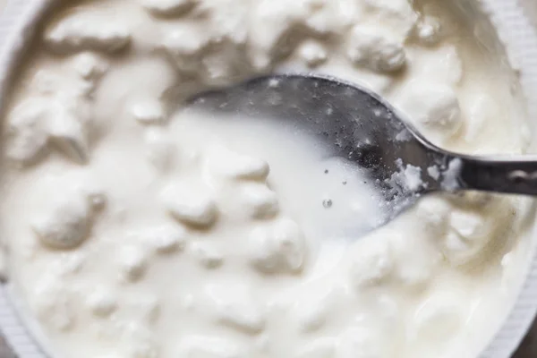Primo piano dettagliato di yogurt con aumento — Foto Stock