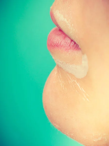 Cerca de la mujer en la piel facial de la máscara . — Foto de Stock