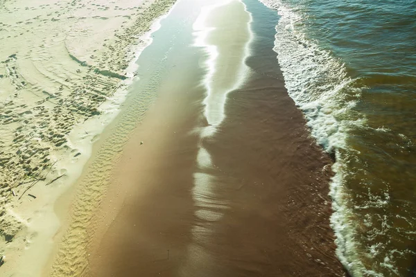 Vue de dessus sur l'eau de mer et la plage — Photo