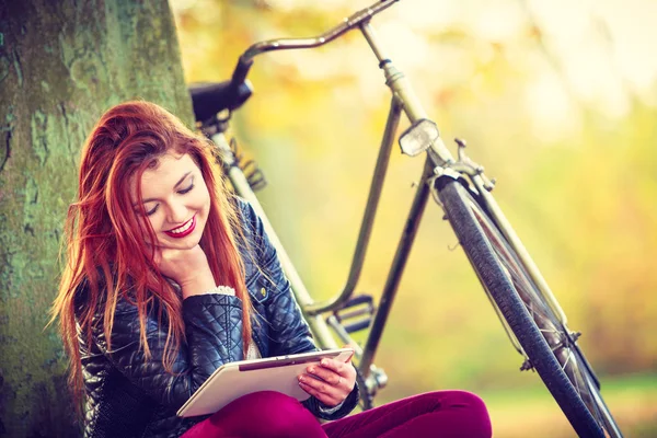 Redhead lady under tree. — Stock Photo, Image