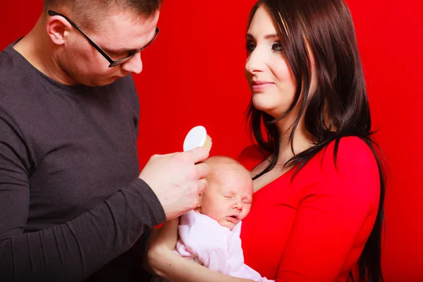 Noworodka na klatce piersiowej matki, ojca, szczotkowanie włosów dziecka — Zdjęcie stockowe