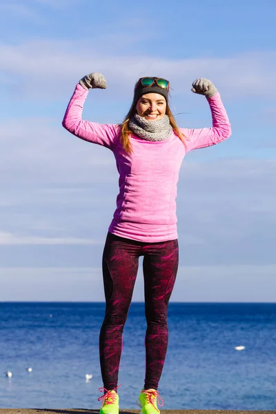 Frau Fitness Sport Mädchen Training im Freien bei kaltem Wetter — Stockfoto