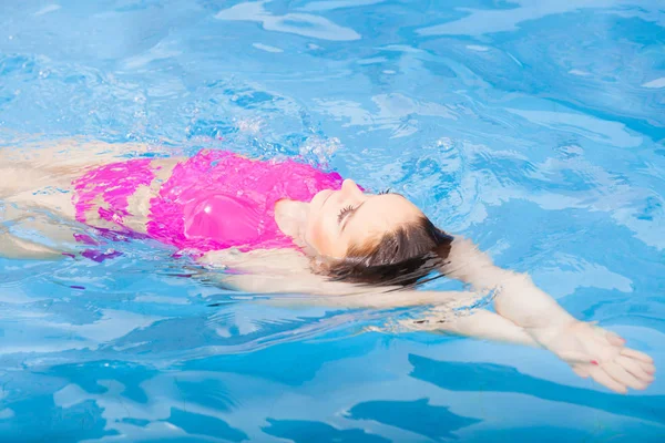 Úszás a medencében, a gyönyörű nő — Stock Fotó