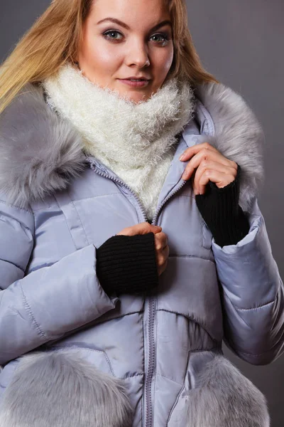 Frau trägt winterwarme Pelzjacke — Stockfoto